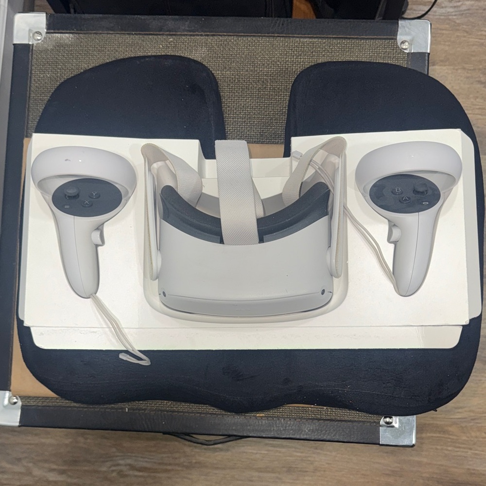 Oculus Gray VR Headset with Controllers